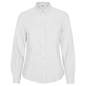 Fitted long-sleeve shirt with darts on the front and back. · Front left chest pocket. · Yoke on the back. · Darts and two buttons on cuffs. · Curved hem.