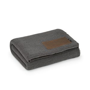 Wrap yourself in cosiness with our 270gsm wool (15%) and rPET blanket (85%). Sized at 120x160 cm