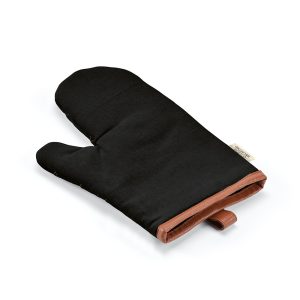 Basquiat Kitchen Glove made from recycled cotton 280gsm. It's sturdy yet comfortable and also has recycled PU details. The separate thumb ensures a firm grip and the eco-conscious packaging in a  kraft box reflects our commitment to sustainability.
