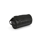 Riga barrel shaped toiletry bag (5.7L) in recycled polyester 600D. The water resistant fabric protects the contents and the double sided zipper provides easy access through the U shaped pocket. Comes with hanging loop for added convenience and with a carry handle.
