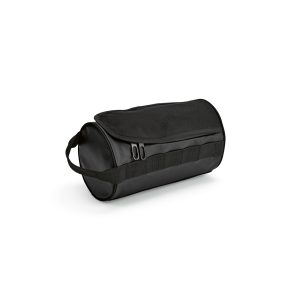 Riga barrel shaped toiletry bag (5.7L) in recycled polyester 600D. The water resistant fabric protects the contents and the double sided zipper provides easy access through the U shaped pocket. Comes with hanging loop for added convenience and with a carry handle.