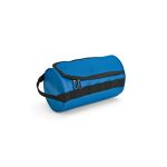 Riga barrel shaped toiletry bag (5.7L) in recycled polyester 600D. The water resistant fabric protects the contents and the double sided zipper provides easy access through the U shaped pocket. Comes with hanging loop for added convenience and with a carry handle.