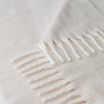 COMFY. Blanket in recycled polyester (100% rPET) (300 g/m²), with a mohair feel - Image 11