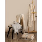 COMFY. Blanket in recycled polyester (100% rPET) (300 g/m²), with a mohair feel - Image 3