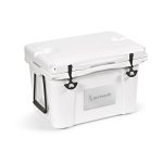 enquanto a tampa inclui dois suportes para copos e uma régua integrada — ideal para aventuras ao ar livre. O isolamento mantém as bebidas frescas até 4 dias. Capacidade para 48 latas.